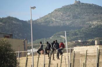 VIDEO | 18 migrantes muertos tras masivo paso en la frontera de Melilla, España