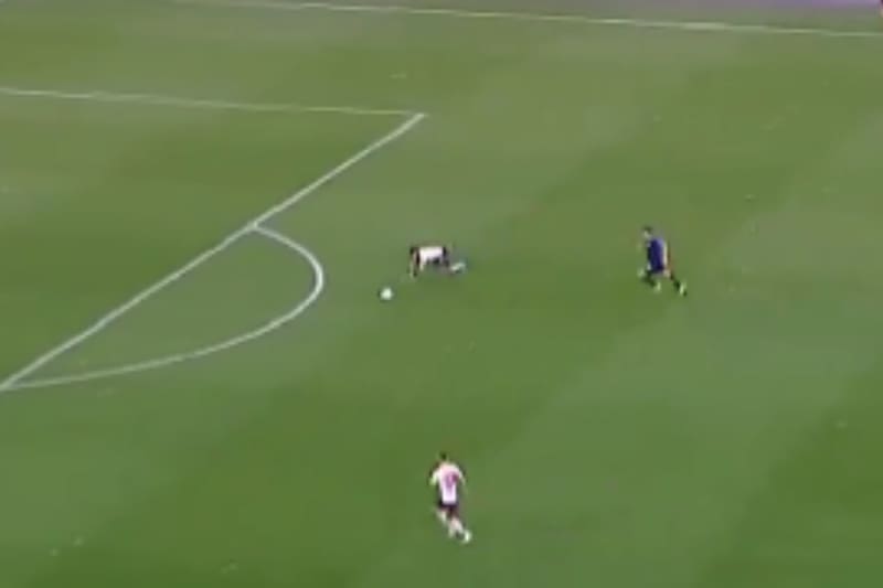 se resbaló y le regaló el gol a Talleres de Córdoba.