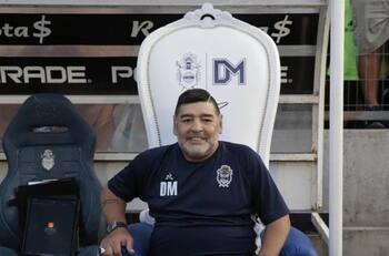 VIDEO | El increíble final que tuvo el trono usado por Diego Maradona en el fútbol argentino