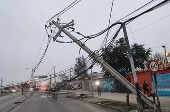 Conductor derribó 4 postes de luz mientras huía en La Pintana: Había robado el auto en San Miguel