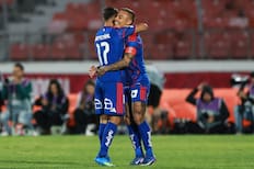 Eduardo Vargas sonríe con Fernando Gago: “Lo que pasó con el entrenador pasado quedó atrás”