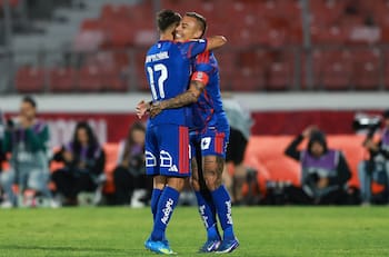 Eduardo Vargas sonríe con Fernando Gago: “Lo que pasó con el entrenador pasado quedó atrás”