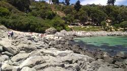 La playa escondida que se encuentra a dos horas de Santiago y puedes visitar en primavera