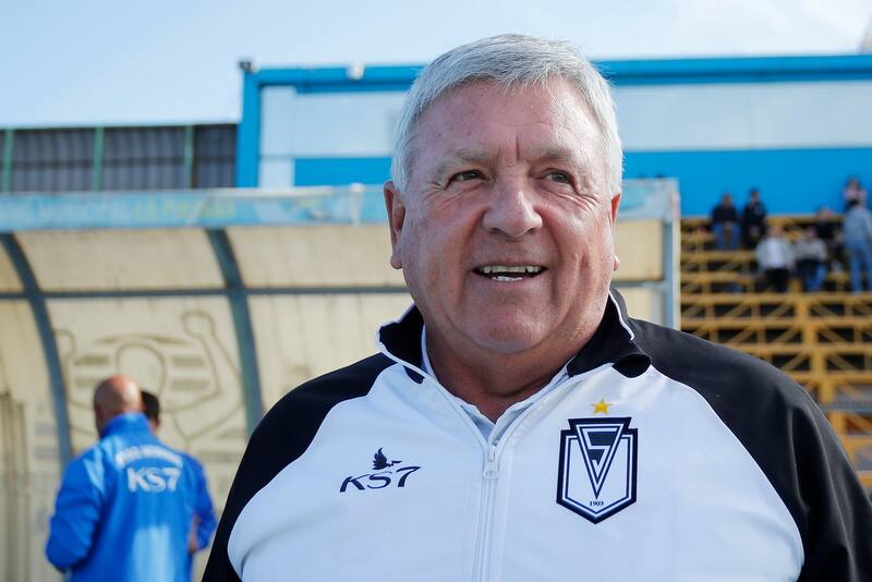 El exentrenador de Santiago Morning no duda en que Manuel Pellegrini es el mejor técnico chileno. "Por lejos", subraya.