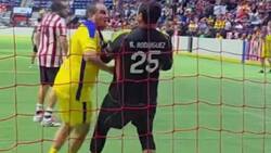 VIDEO | Insólito: ídolo mexicano noqueó de un puñetazo a un rival en pleno partido de leyendas