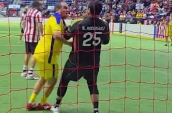 VIDEO | Insólito: ídolo mexicano noqueó de un puñetazo a un rival en pleno partido de leyendas