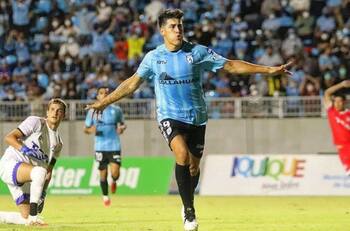 Sorpresa en el mercado de fichajes: delantero que anotó 21 goles en 2025 cambia de club en el fútbol chileno