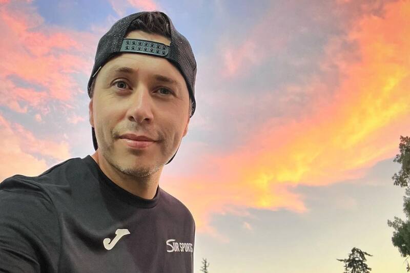 Está de luto por la muerte de su abuela.