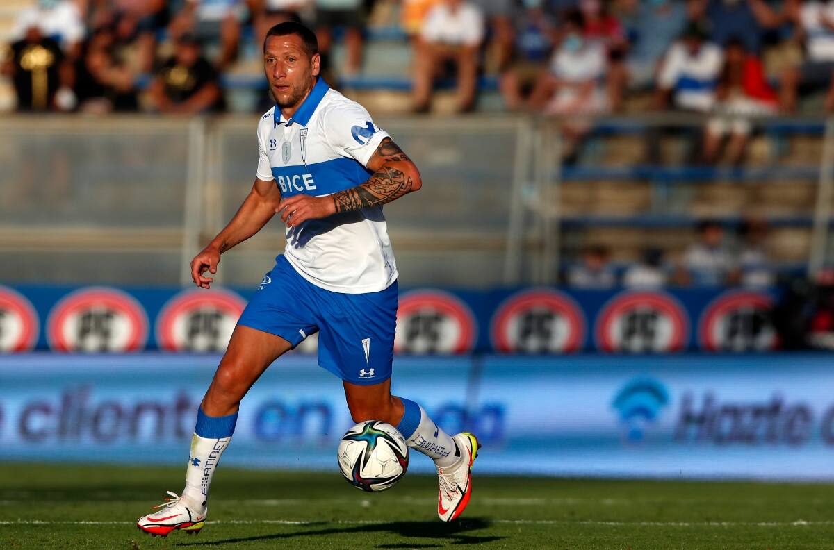 Los dos volantes de Primera División que interesan en la UC ante la posible baja de Luciano Aued
