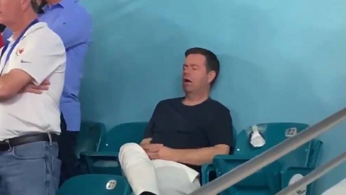 ¿Pero cómo? Captan a fanático durmiendo en el sector más caro del SuperBowl