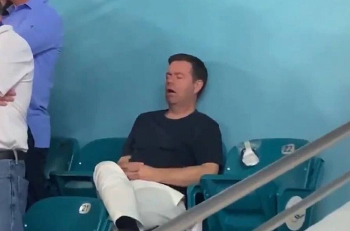 ¿Pero cómo? Captan a fanático durmiendo en el sector más caro del SuperBowl