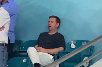 ¿Pero cómo? Captan a fanático durmiendo en el sector más caro del SuperBowl