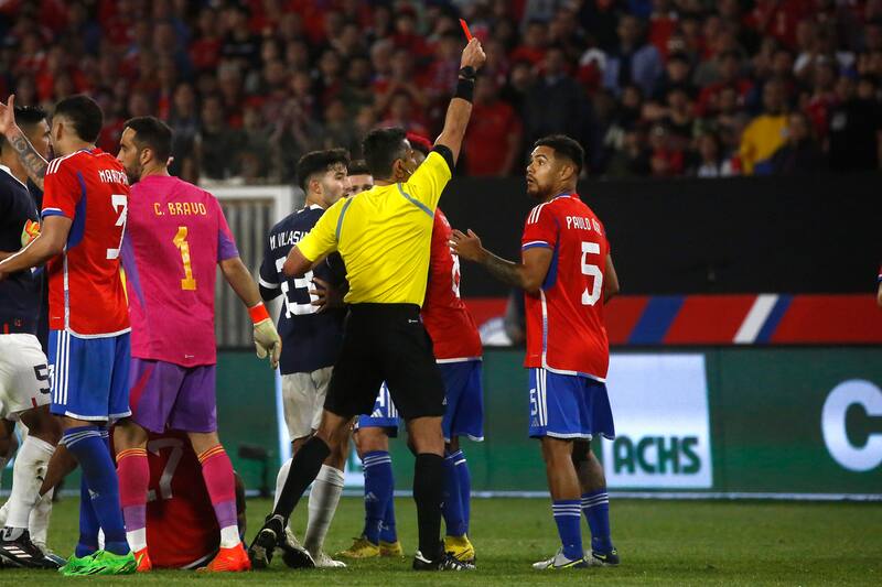 Paulo Díaz se enfrascó en una pelea con Ramón Sosa y fue expulsado. Crédito: Agencia Aton.