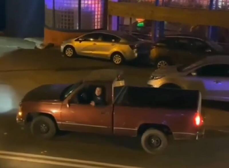 Tras chocar el auto de alta gama, el conductor de la camioneta huyó del lugar en Antofagasta.