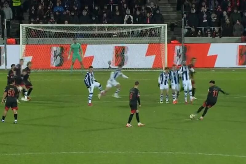 estuvo cerca de sorprender a la Real Sociedad con un tiro libre.