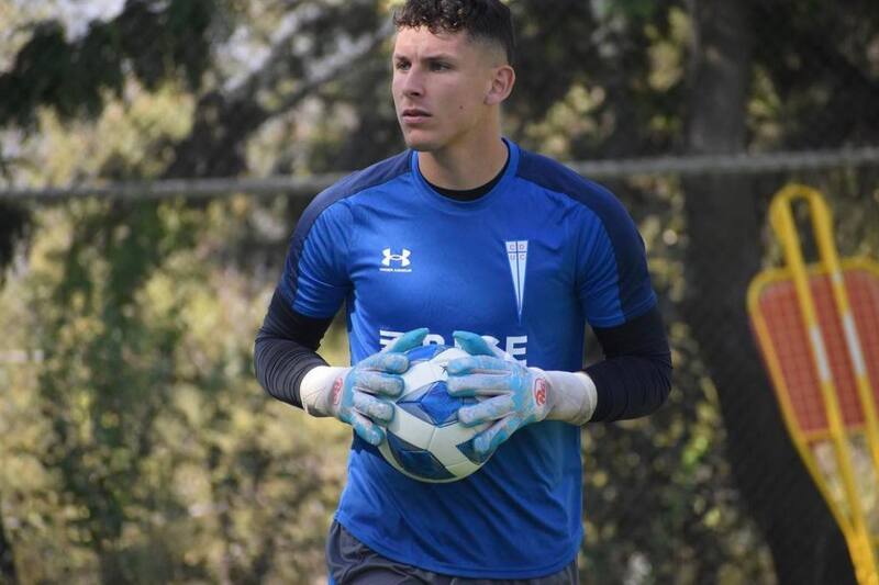 El joven arquero se formó en Universidad Católica y luego salió libre a Colo Colo.