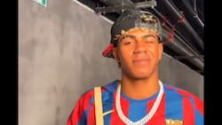 VIDEO | Lindo homenaje: jugadores del Barcelona llegaron al Camp Nou con icónica camiseta de Ronaldinho