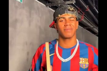 VIDEO | Lindo homenaje: jugadores del Barcelona llegaron al Camp Nou con icónica camiseta de Ronaldinho