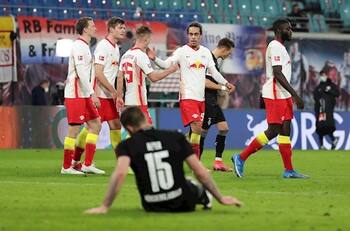 Leipzig logra una agónica remontada y mantiene viva la pelea por la Bundesliga