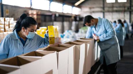 ¿En qué comunas se comenzaron a entregar las cajas de alimentos?