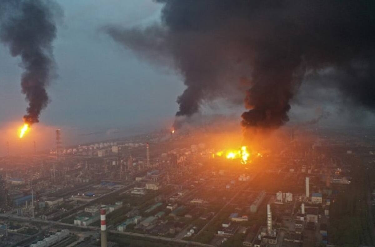 VIDEO | Enorme explosión en planta de químicos en Shanghái deja al menos un muerto