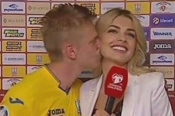 Zinchenko imitó a Casillas y le dio un beso a su novia periodista en plena entrevista