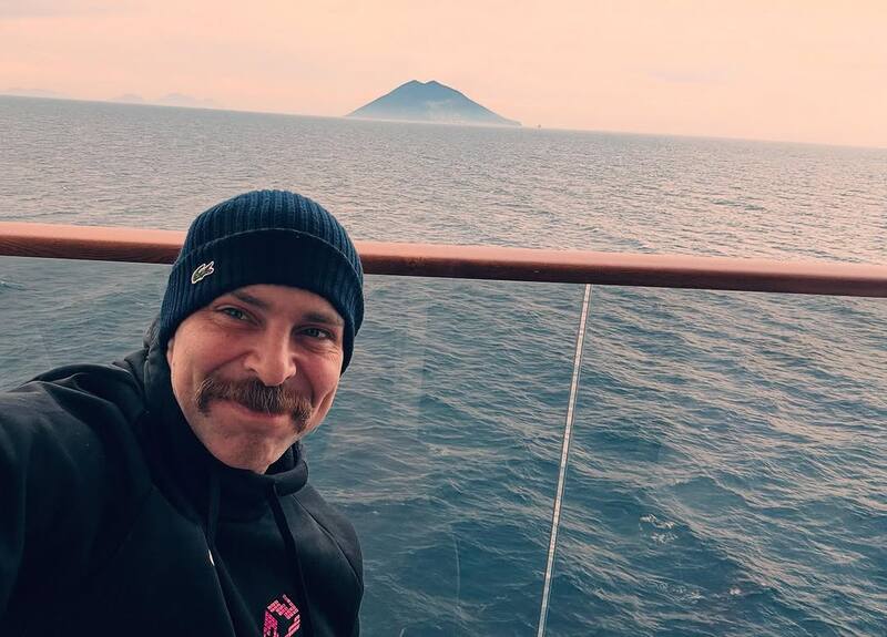 está disfrutando de unas merecidas vacaciones.