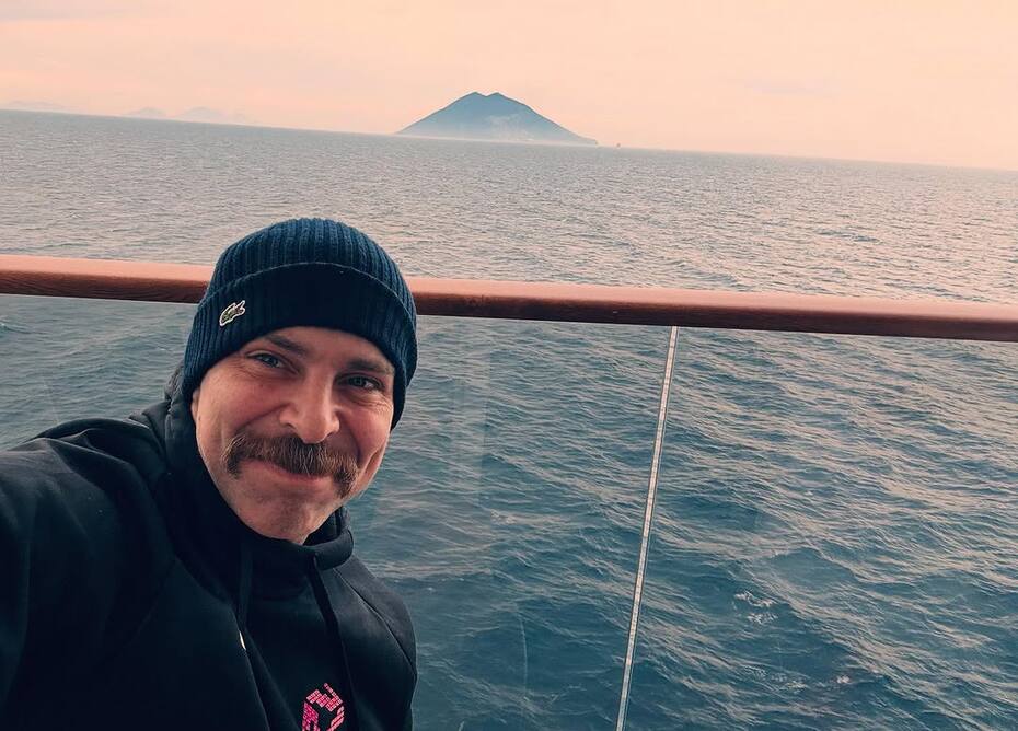 está disfrutando de unas merecidas vacaciones.
