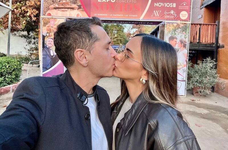La pareja posando en la entrada del evento de novios / Instagram