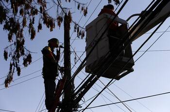 Enel inició su plan de invierno: revisa cuándo inspeccionarán con drones los cables de tu comuna