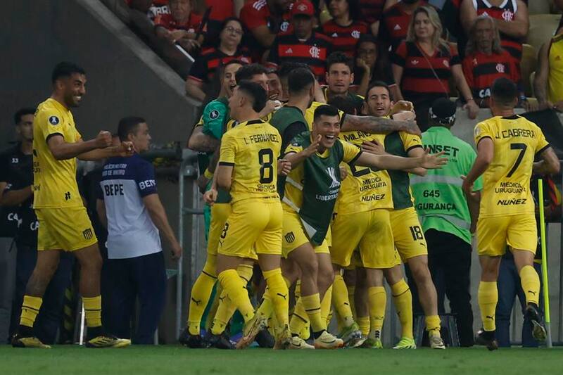 Peñarol dio el gran golpe de los cuartos de final ida de la Copa Libertadores. Foto: EFE.