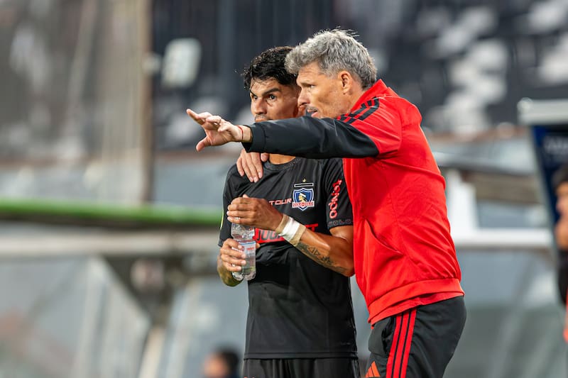 El lateral ayuda a la adaptación de los juveniles de Colo Colo. Foto: Felipe Escobedo/ En Cancha