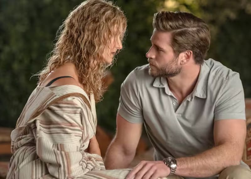 Laura Dern y Liam Hemsworth protagonizan "Una Aventura en Marruecos".