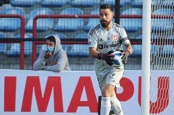 FOTOS | "Desertor": Hinchas de la U atacan a Hernán Galíndez con rayados en el CDA