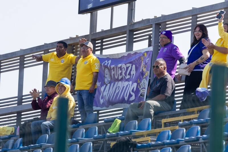 hinchas de San Antonio homenajearon a Cristóbal Campos. Foto: Felipe Escobedo