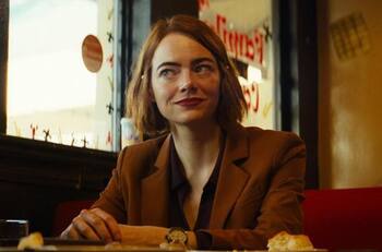 Esta es la extraña comedia negra protagonizada por Emma Stone que es tendencia en Disney+