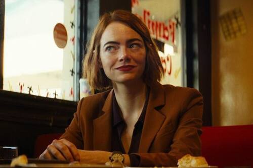 Esta es la extraña comedia negra protagonizada por Emma Stone que es tendencia en Disney+