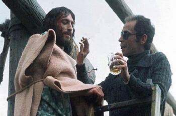 Con Robert Powell disfrutando de un cigarrillo y un trago crucificado: Las curiosidades del rodaje de "Jesús de Nazareth"