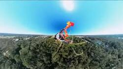 VIDEO | El impactante doble fallo que sufrió un paracaidista en pleno vuelo