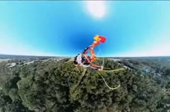 VIDEO | El impactante doble fallo que sufrió un paracaidista en pleno vuelo