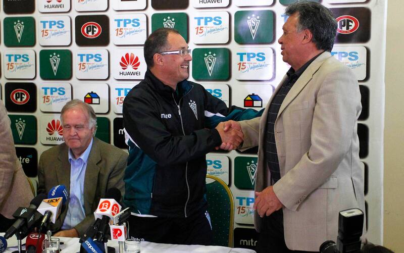 junto a Elías Figueroa en su presentación en Santiago Wanderers.
