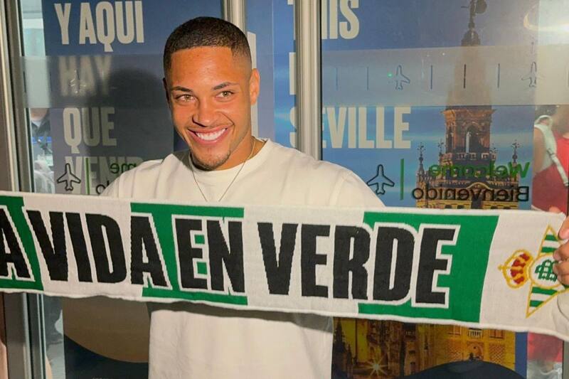El brasileño Vitor Roque ya está en sevilla para incoporarse al cuadro albiverde.