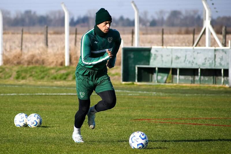 El chileno seguirá en Sarmiento este semestre.