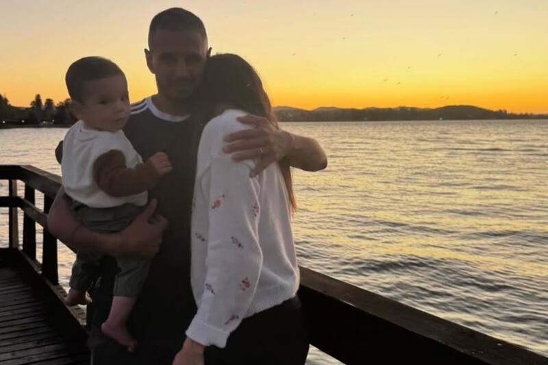 El volante junto a su familia.