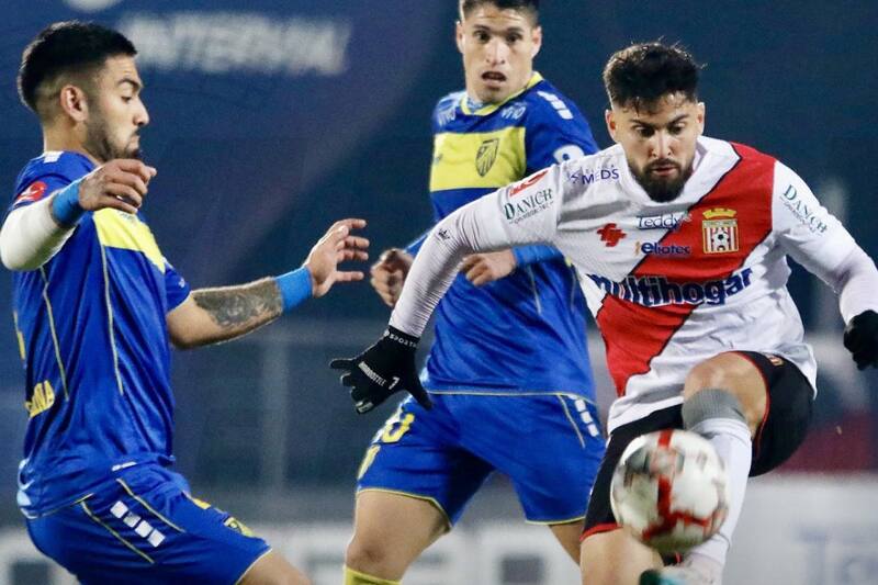 AC Barnechea derrotó por 1-0 a Curicó Unido y es el escolta exclusivo del líder, Deportes La Serena. Foto: MCU Pura Pasión.