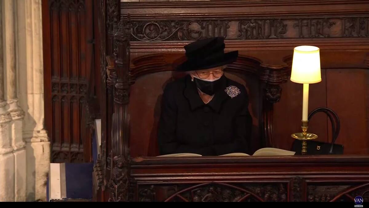 (Fotos) Funeral del príncipe Felipe: La reina Isabel II en completa soledad en el día más triste de su vida