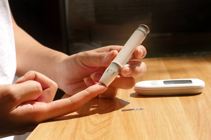 Es importante consumir alimentos altos en proteína para controlar el azúcar en la sangre.