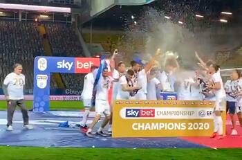 Una fiesta: Leeds y Marcelo Bielsa levantaron el trofeo de campeones