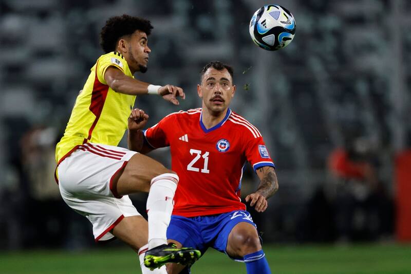 Luis Díaz enfrentando a Chile con la marca de Matías Catalán