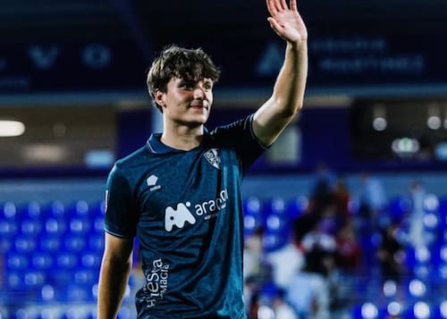 El chileno con la camiseta del Huesca. Foto: @Willychatilliez.